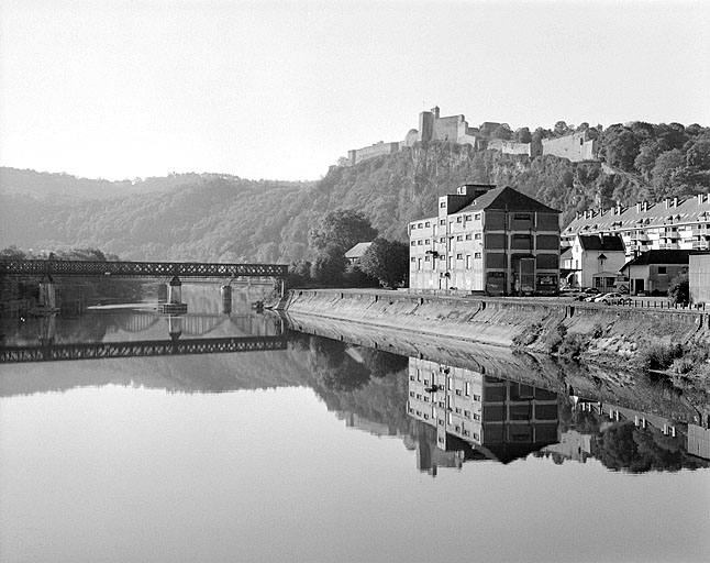 Port fluvial : vue d'ensemble depuis le nord (rive droite en aval).