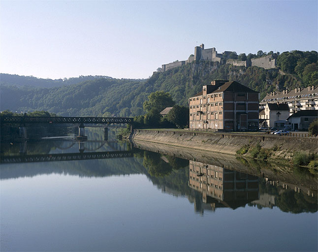 Port fluvial : vue d'ensemble depuis le nord (rive droite en aval).