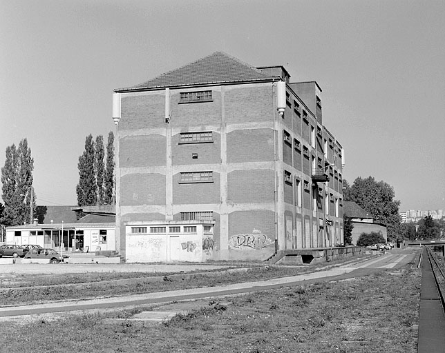 Port fluvial : entrepôt et quai, depuis l'amont.