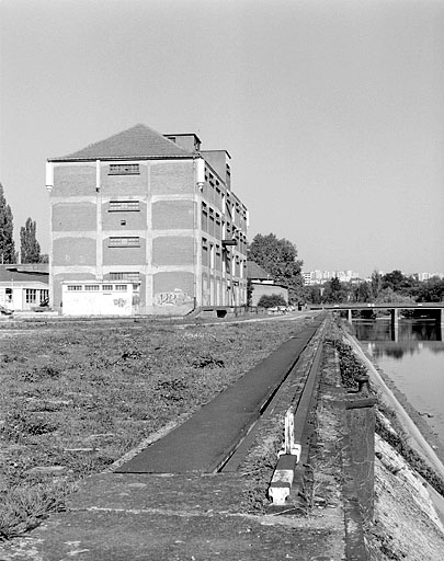 Entrepôt et quai, depuis l'amont (vue rapprochée)