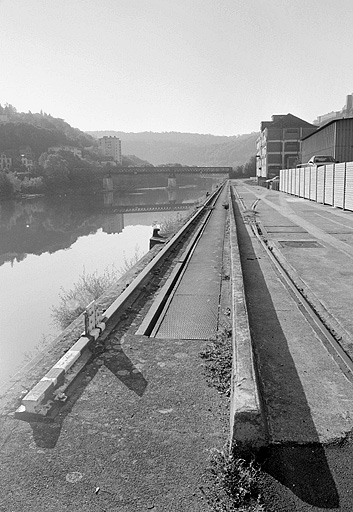Port fluvial : quai et vestiges de la voie de roulement de la grue mobile, depuis l'aval.