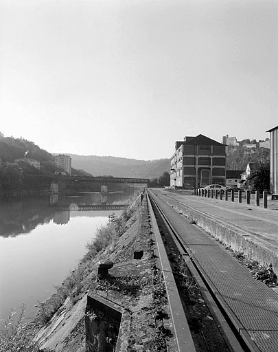 Entrepôt et quai, depuis l'aval.