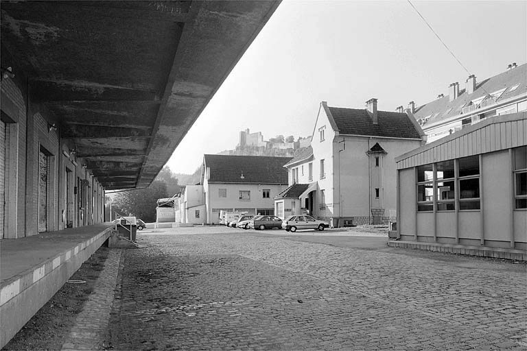 Port fluvial : vue d'ensemble de la cour, en 2003.