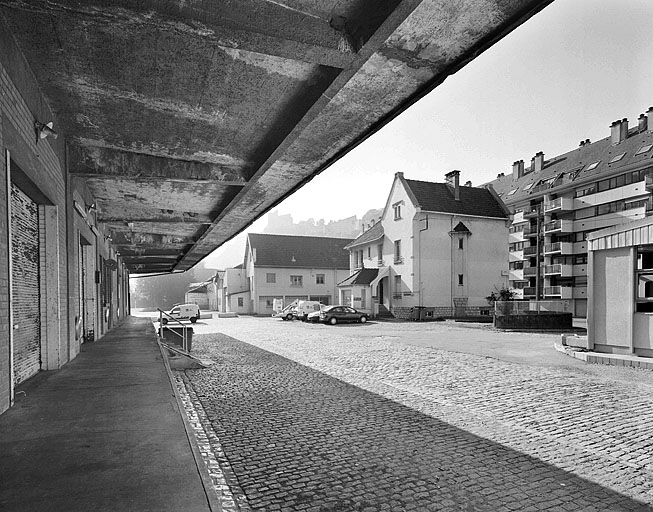 Vue d'ensemble de la cour depuis le quai protégé par l'auvent, 2003.