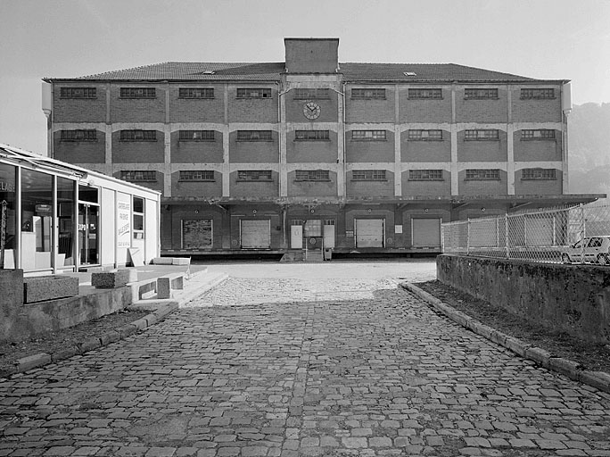 Entrepôt : façade antérieure.