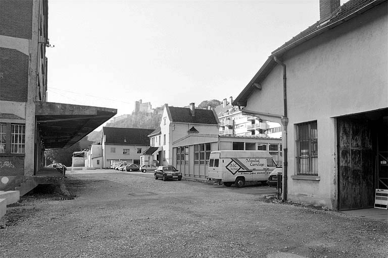 Vue d'ensemble de la cour, avec le bureau et les entrepôts des particuliers, 2003.