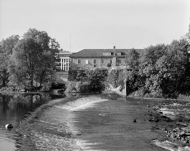 Vue d'ensemble depuis l'extrémité du barrage, rive droite.