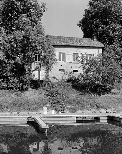 Façade postérieure de la maison d'éclusier (côté canal), en 2003.