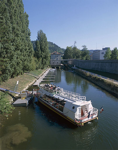 Le port de Saint-Paul sur le canal, avec le moulin en arrière-plan.