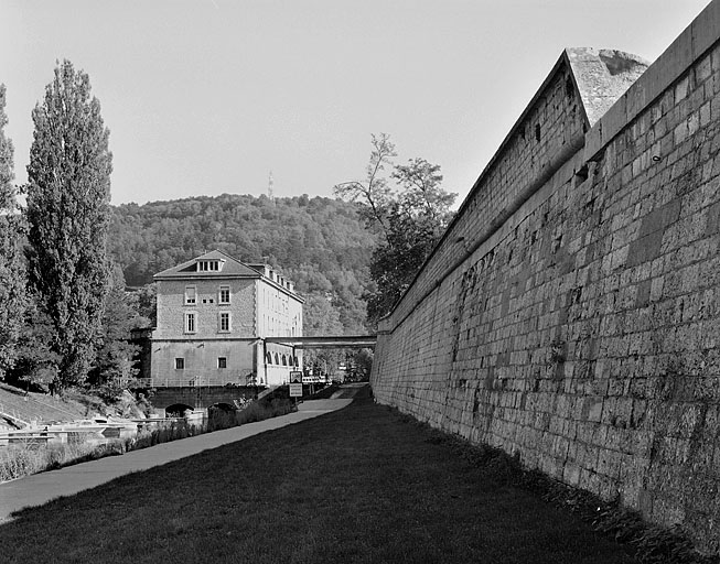 Le moulin Saint-Paul et la courtine.