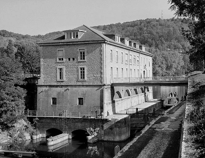 Le moulin de trois quarts gauche (aval).