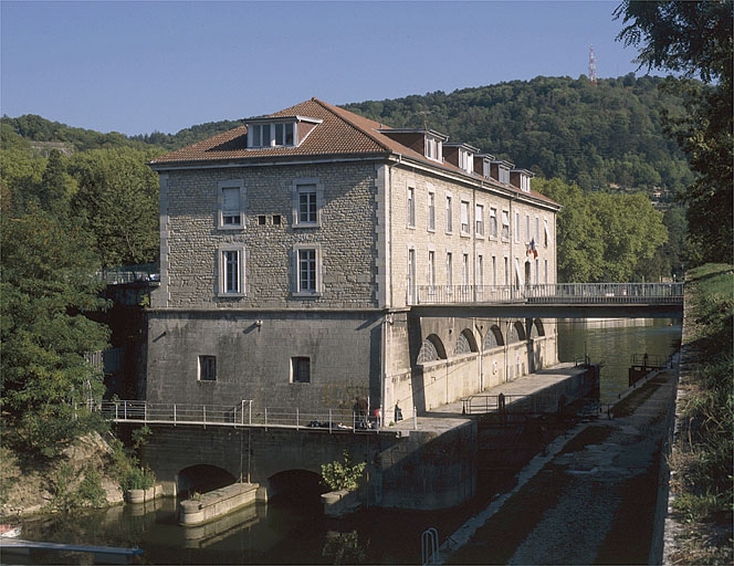 Le moulin de trois quarts gauche (aval).