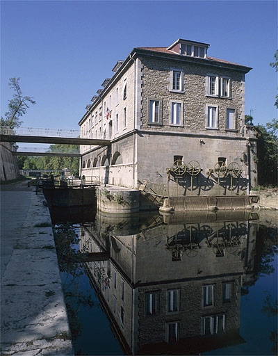 Moulin Saint-Paul de trois quarts droite (depuis l'amont).