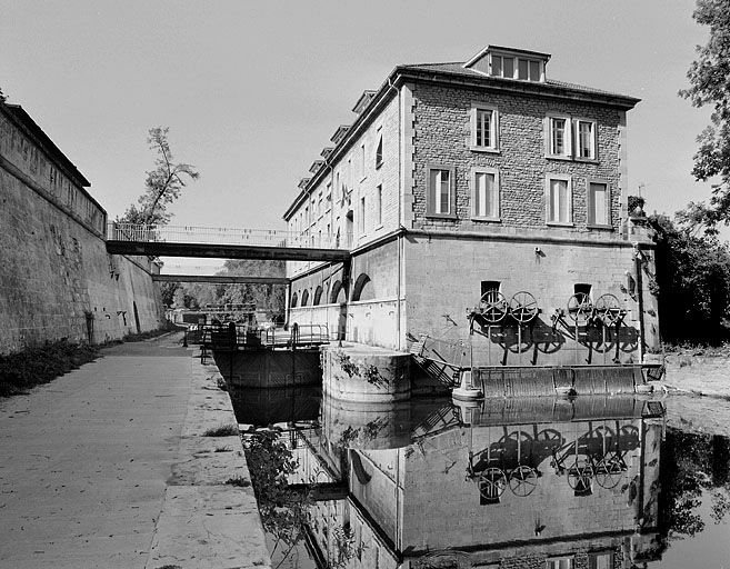 Le moulin de trois quarts droite (amont).