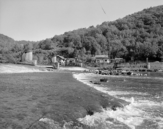 Vue d'ensemble depuis l'extrémité du barrage, rive droite.