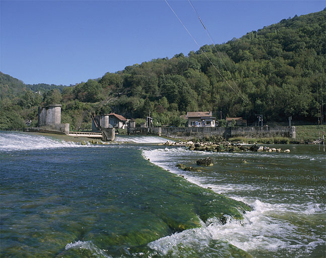 Vue d'ensemble depuis l'extrémité du barrage, rive droite.