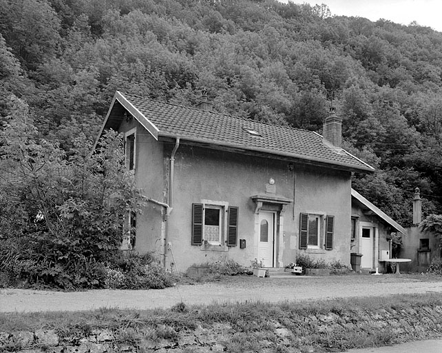 La maison d'éclusier, depuis l'écluse.