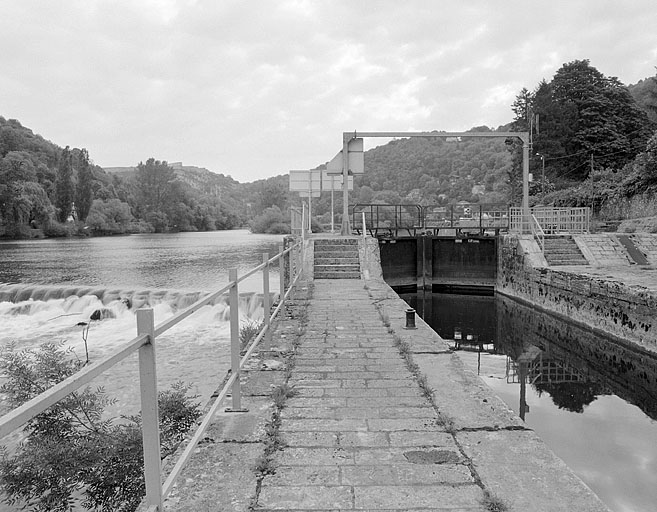 Porte amont de l'écluse et barrage.