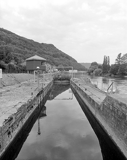 Ecluse et sa porte aval, depuis l'amont.