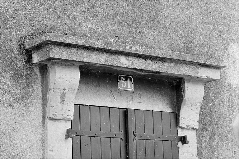 Corniche surmontant la porte d'entrée de la maison d'éclusier.