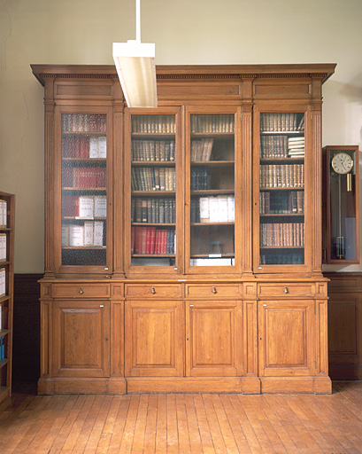 Vue d'ensemble d'une armoire-bibliothèque de la bibliothèque.