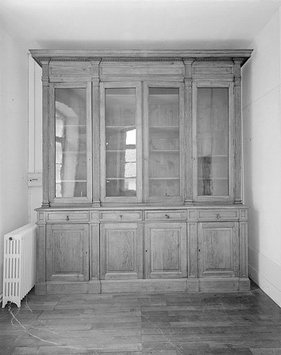 Vue d'ensemble d'une armoire-bibliothèque du pavillon de la méridienne.