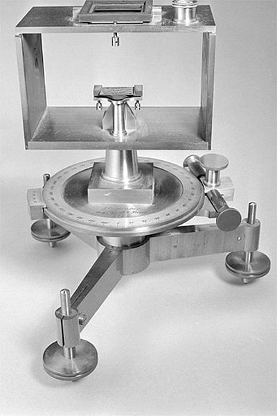 Instrument de mesure de la déclinaison magnétique (balance magnétique de Mascart)