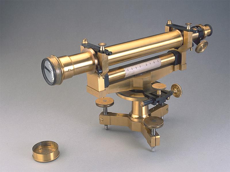 Vue d'ensemble de l'instrument avec le couvercle de l'objectif.