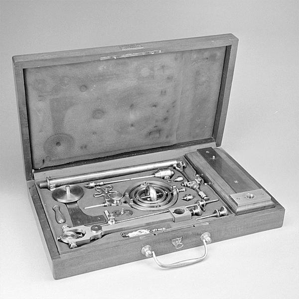 Instrument de démonstration en mécanique (gyroscope dit stréphoscope universel Gruey) dans son coffret