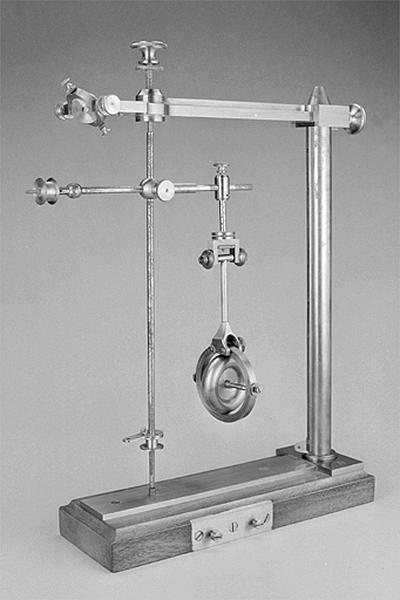 Montage : pendule de M. Sire, vu de trois quarts.