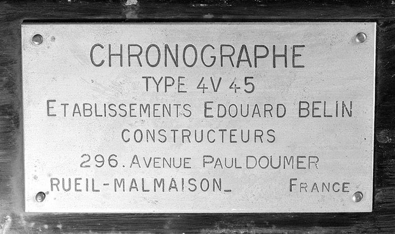 Plaque portant le nom du fabricant.