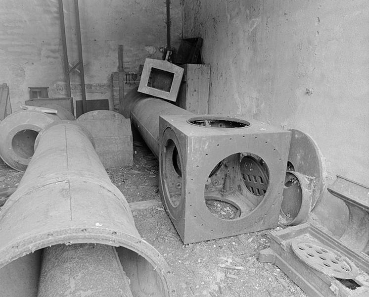 Tubes oculaires extérieur et intérieur, embase du pivot horaire inférieur, cube central et tube objectif.