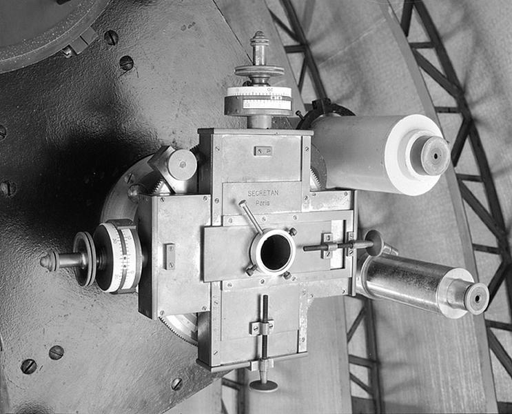 Lunette astronomique et instrument d'enregistrement (lunette équatoriale dite astrographe triple)