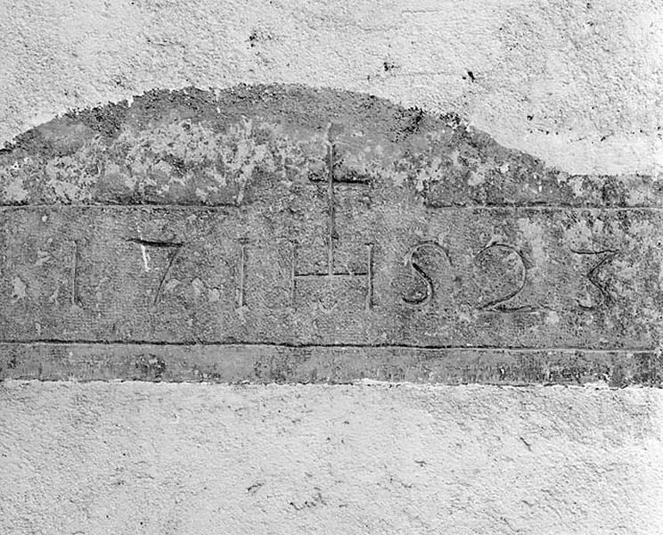 Quartier du bas de Morez : chronogramme en remploi dans la maison au n° 4 place Jules Girod.