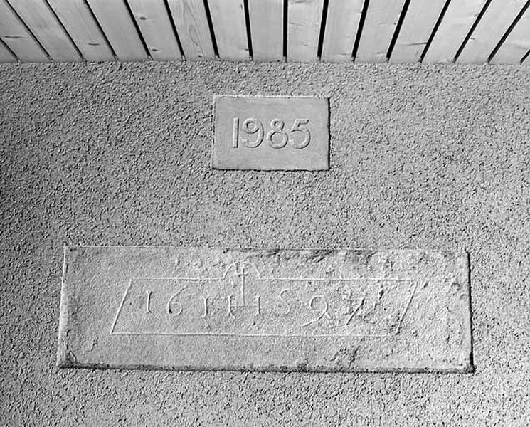 Quartier du bas de Morez : chronogrammes à l'entrée de l'immeuble au n° 11 rue de l'Evalude.
