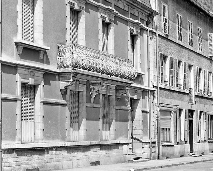 Elévation antérieure : baies.