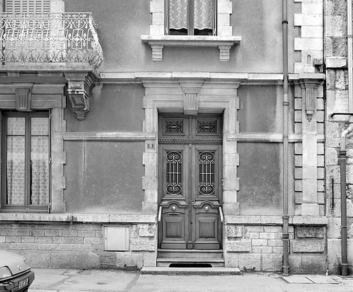 Elévation antérieure : porte.