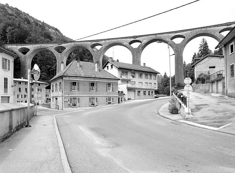 Quartier du bas de Morez : l'ancien octroi et le grand viaduc.