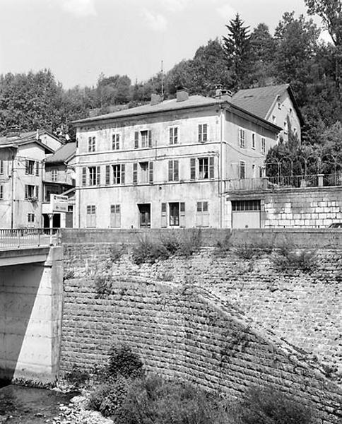 Vue d'ensemble, de trois quarts droite.
