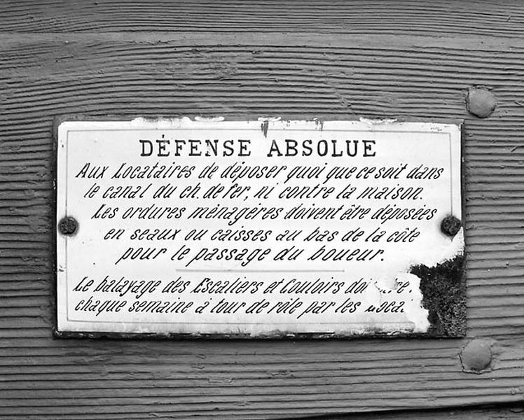 Plaque émaillée sur la porte d'entrée de l'ancien atelier de fabrication.