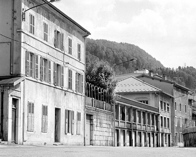 Anciennes usines : atelier d'émaillage à gauche (35 et 35 bis rue de la République), usine de lapidairerie Buffard puis de décolletage des Ateliers mécaniques du Haut-Jura à droite (n° 37 et 37 bis).