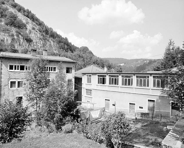 Atelier à fenêtres lunetières (à gauche, au 39 rue de la République) et usine à fenêtres d'atelier (à droite, au 37 bis).