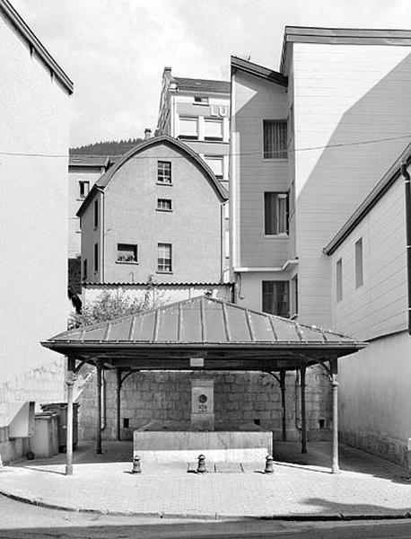 Fontaine-lavoir du quartier Mottet (entre les n° 71 et 73 rue de la République).