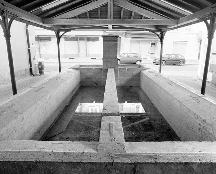Bassin côté lavoir, vu de face.