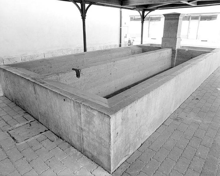 Bassin côté lavoir, vu de trois quarts.