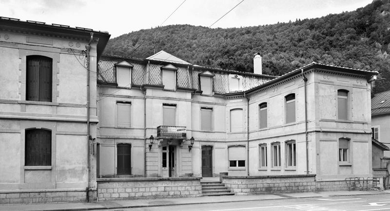 Vue d'ensemble rapprochée, de trois quarts gauche.