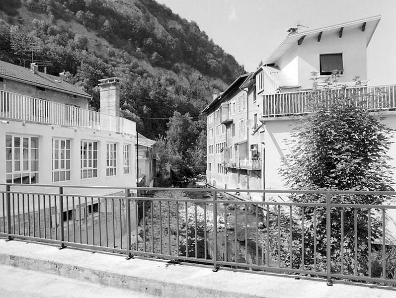 Anciennes usines de lunetterie Poux puis Chevassus (90 rue de la République) et Vinsard puis Petit-Prost (au n° 84).