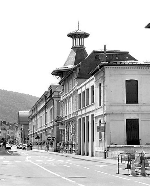 La rue de la République au niveau de la poste.