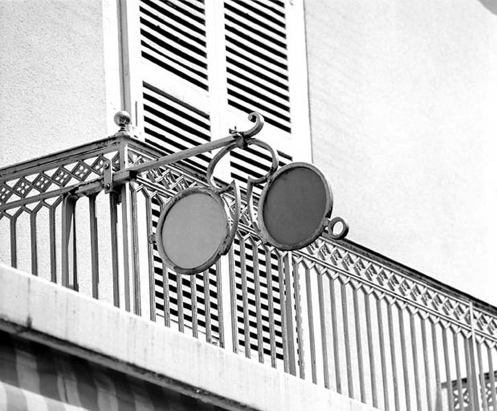 Lunetterie : enseigne en forme de pince-nez (immeuble, avec atelier, au 123 rue de la République).