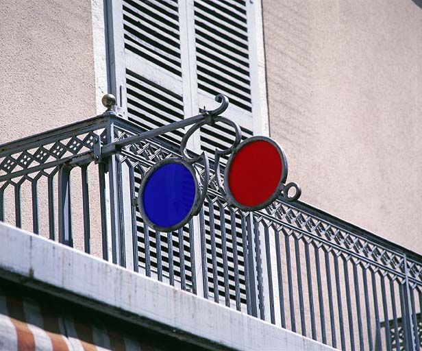 Enseigne d'opticien en forme de pince-nez, Morez (123 rue de la République).